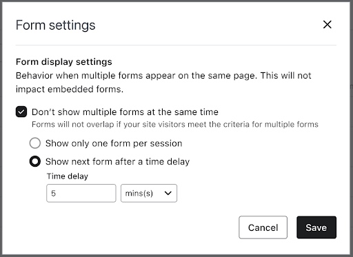O modal de configurações de formulário com a opção Don't show multiple forms at the same time selecionada e a opção Show next form after a 5 second time delay selecionada. 