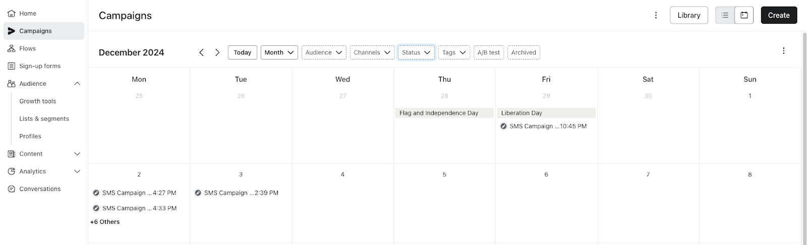 Visualização do calendário de campanhas para dezembro de 2024, mostrando exemplos de campanhas de SMS programadas em várias datas