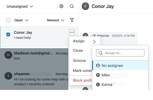 Un ticket en la Bandeja de Entrada de Klaviyio mostrando el menú Asignar abierto y un usuario seleccionado.