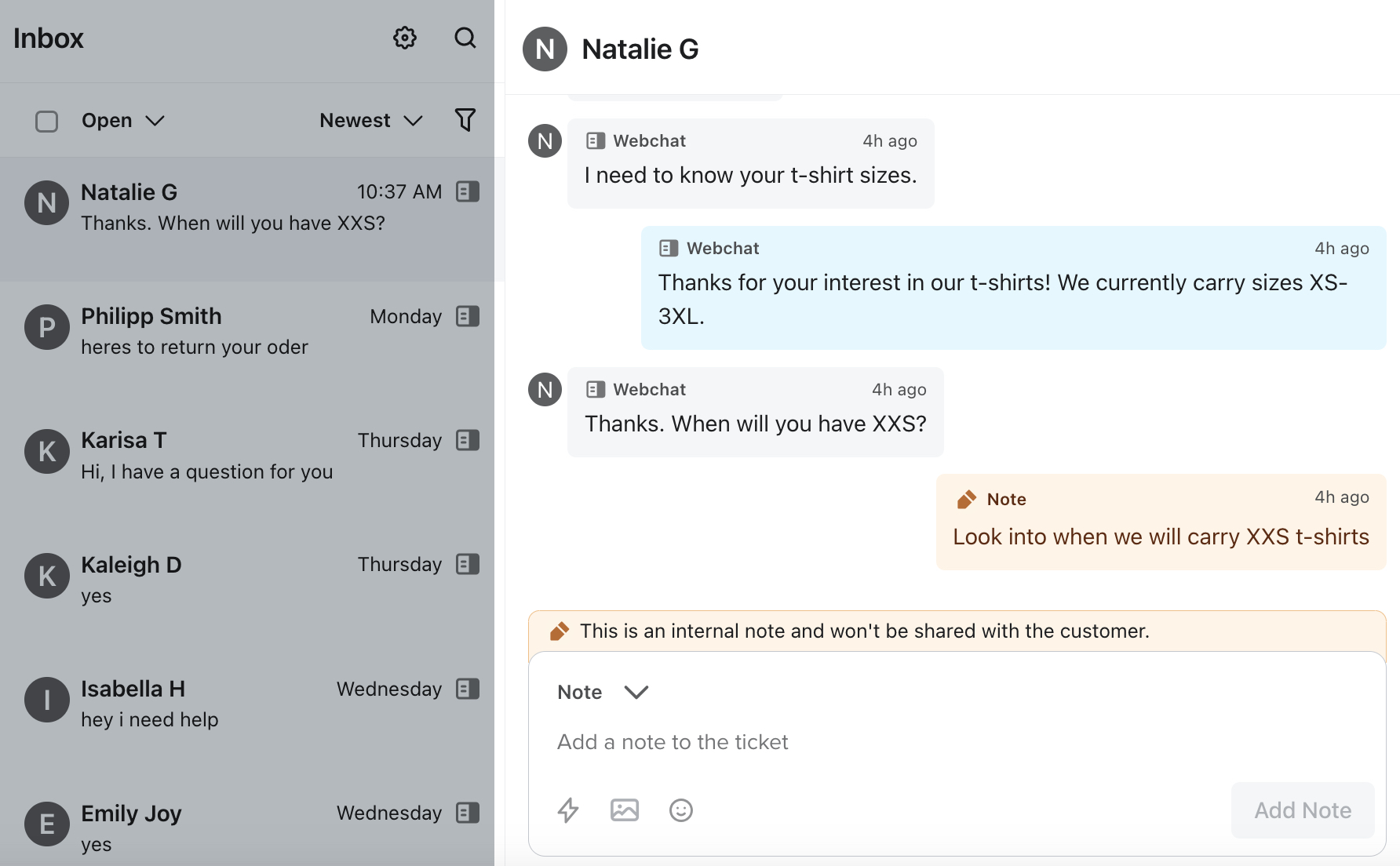 Een voorbeeld van een berichtendraad voor een Inbox-ticket met een oranje notitie die is toegevoegd.