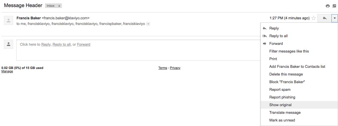 Email in Gmail inbox met het drop-down menu geopend van de pijl omlaag in de rechterbovenhoek van het bericht