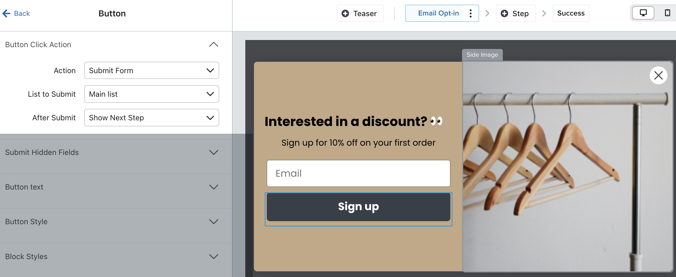 Het knoppenmenu in de formuliereditor voor een voorbeeldformulier waarbij de actie is ingesteld op Verzend formulier en de optie Na verzenden is ingesteld op Volgende stap weergeven