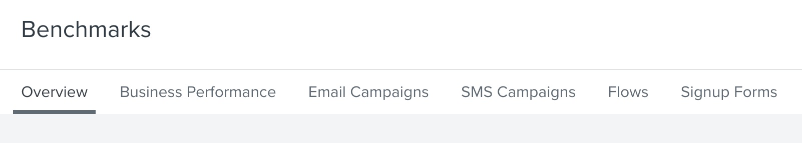 De Benchamrks-pagina-navigatie met de tabbladen Overzicht, Bedrijfsprestaties, e-mailcampagnes, sms-campagnes, stroom en aanmeldingsformulier