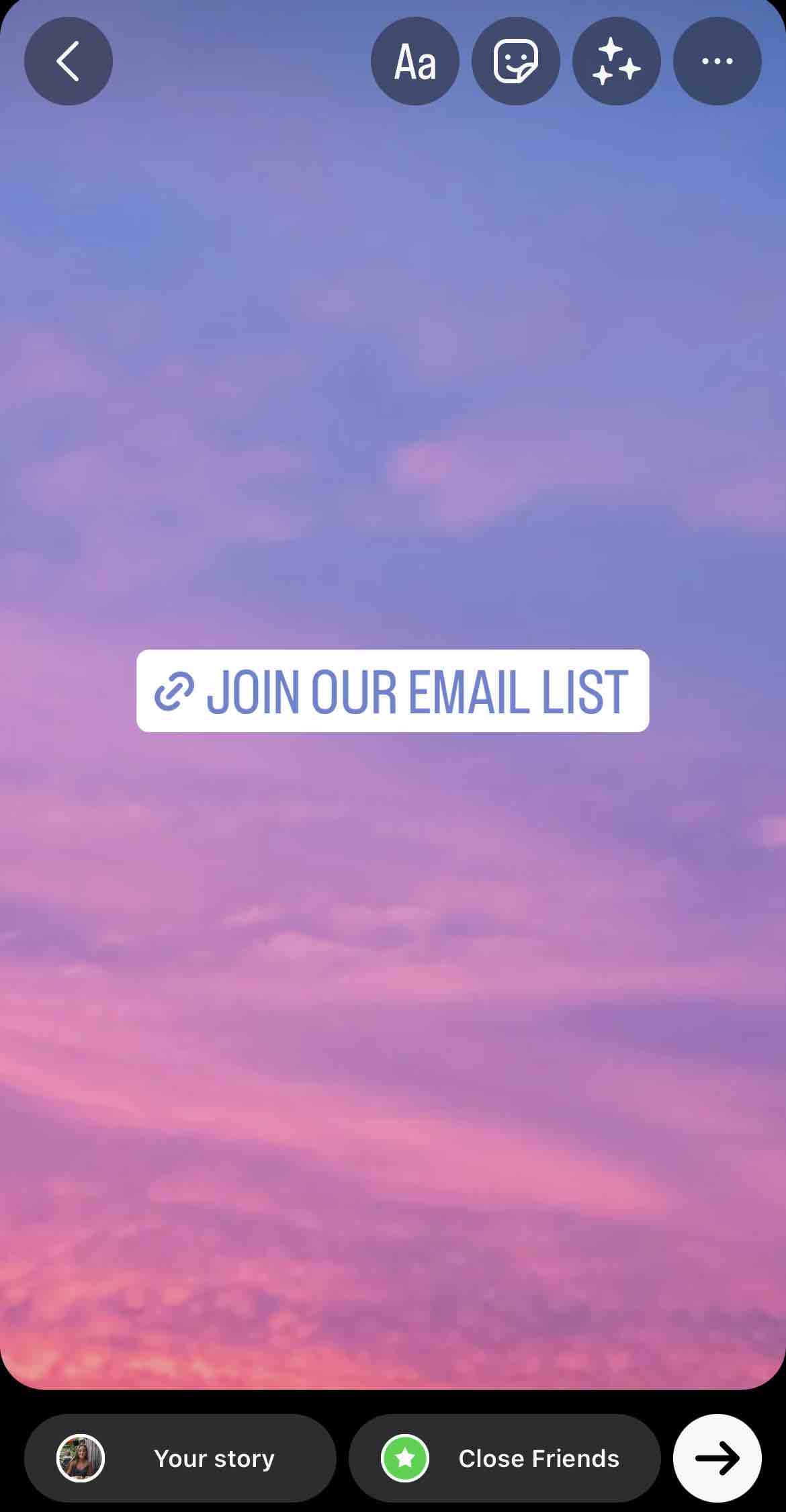 Een voorbeeld van een Instagram-verhaal met de URL van de aanmeldpagina erop geplakt zodat shoppers erop kunnen klikken en Aanmelden. 