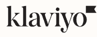El logotipo de Klaviyo en negro con fondo crema