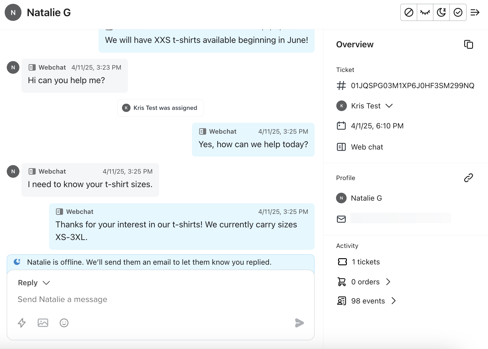 Un ejemplo de ticket web de chat abierto en la bandeja de entrada de Klaviyo mostrando una conversación con actividad y el panel de detalles del perfil abierto.