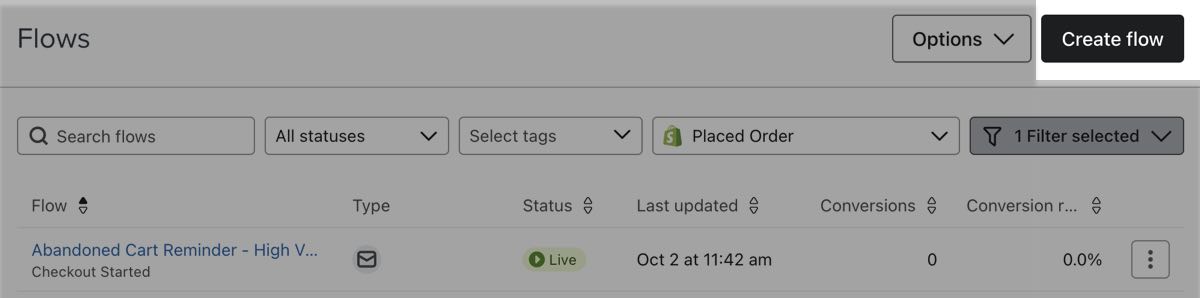 Los botones Explorar ideas y Crear flujo se encuentran en la parte superior derecha de la pestaña Flujos